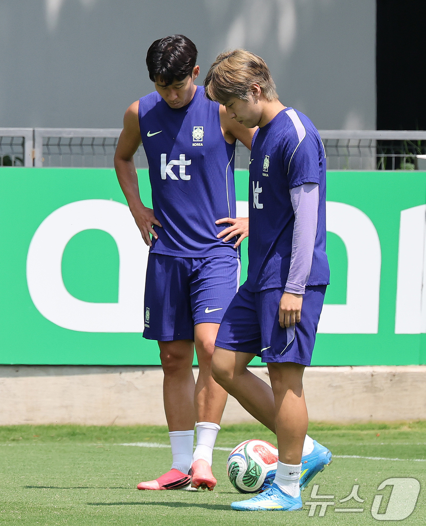 (과달라하라(멕시코)=뉴스1) 임세영 기자 = 대한민국 축구국가대표팀 손흥민과 이강인이 27일(현지시간) 멕시코 과달라하라 인근 대한민국 축구대표팀의 베이스캠프 훈련장인 치바스 바 …
