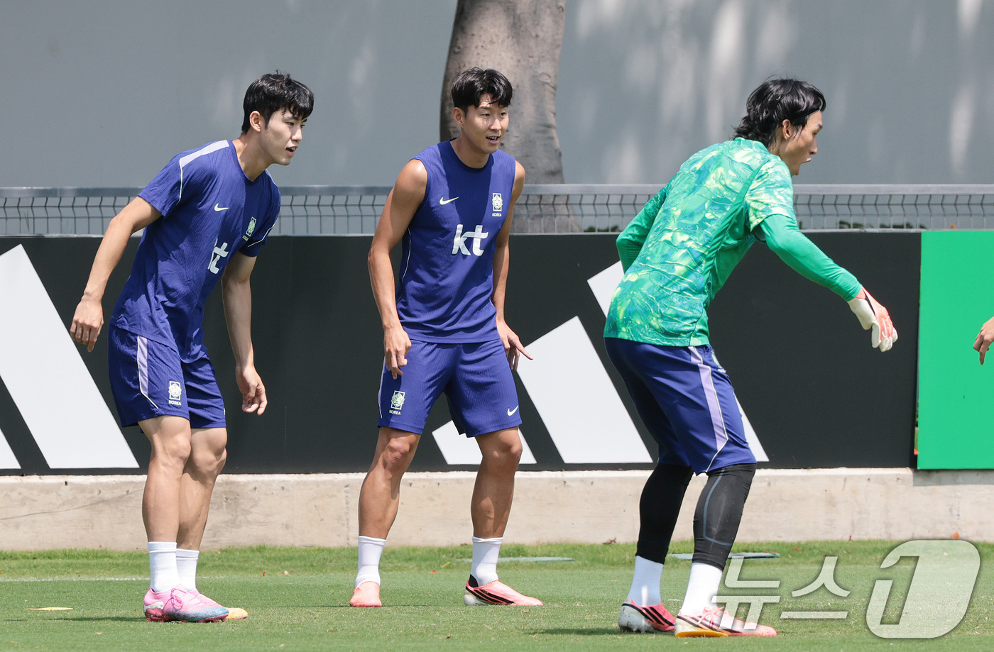 (과달라하라(멕시코)=뉴스1) 박지혜 기자 = 한국 축구 국가대표팀 주장 손흥민을 비롯한 선수들이 27일(현지시간) 멕시코 과달라하라 인근 사포판 치바스 바예 베르데 훈련장에 마련 …