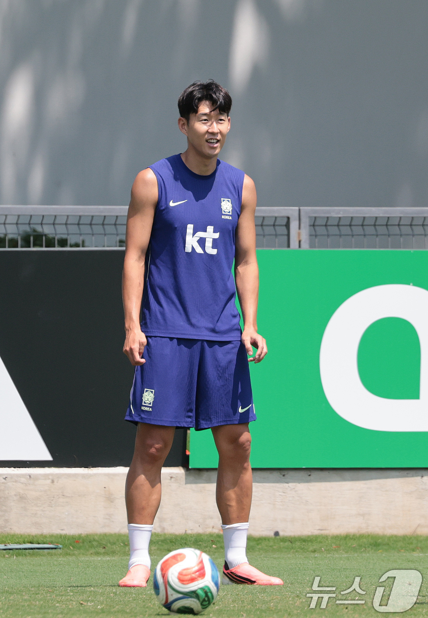 (과달라하라(멕시코)=뉴스1) 박지혜 기자 = 한국 축구 국가대표팀 주장 손흥민이 27일(현지시간) 멕시코 과달라하라 인근 사포판 치바스 바예 베르데 훈련장에 마련된 베이스캠프에서 …