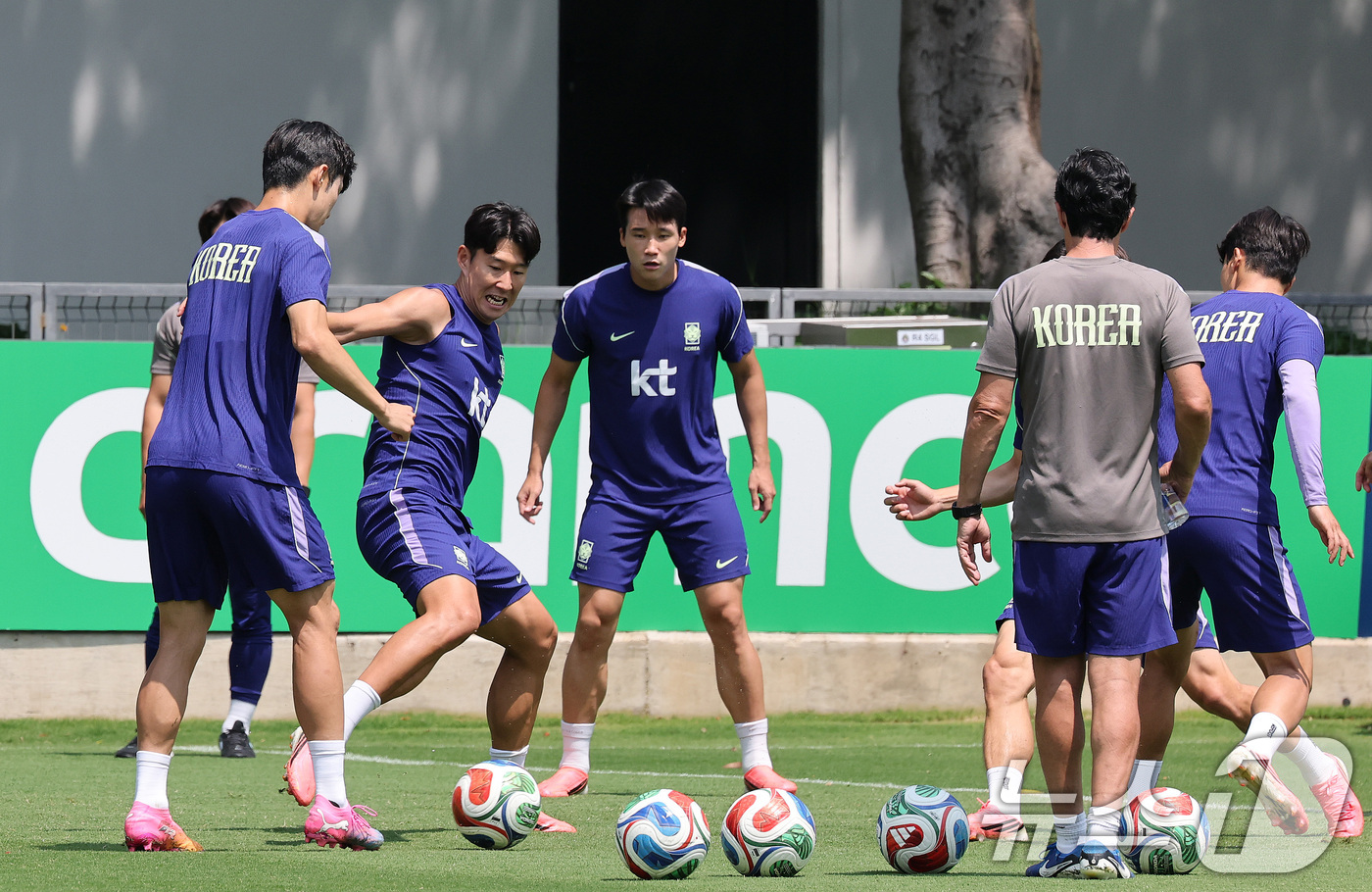 (과달라하라(멕시코)=뉴스1) 임세영 기자 = 대한민국 축구국가대표팀 손흥민을 비롯한 선수들이 27일(현지시간) 멕시코 과달라하라 인근 대한민국 축구대표팀의 베이스캠프 훈련장인 치 …