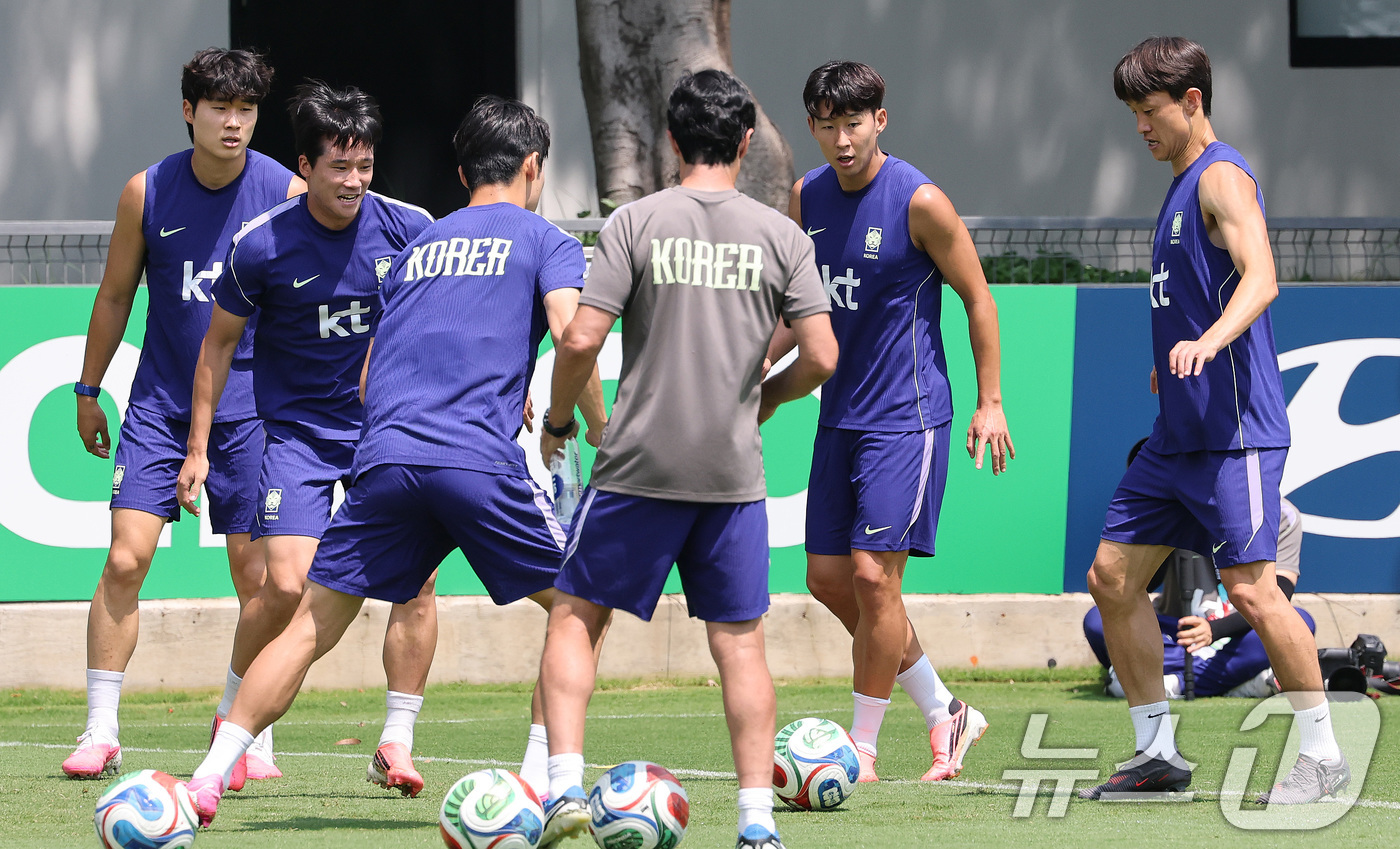 (과달라하라(멕시코)=뉴스1) 임세영 기자 = 대한민국 축구국가대표팀 손흥민을 비롯한 선수들이 27일(현지시간) 멕시코 과달라하라 인근 대한민국 축구대표팀의 베이스캠프 훈련장인 치 …