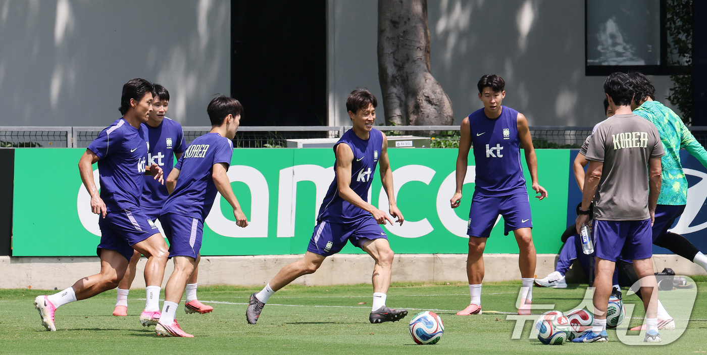 (과달라하라(멕시코)=뉴스1) 임세영 기자 = 대한민국 축구국가대표팀 손흥민을 비롯한 선수들이 27일(현지시간) 멕시코 과달라하라 인근 대한민국 축구대표팀의 베이스캠프 훈련장인 치 …