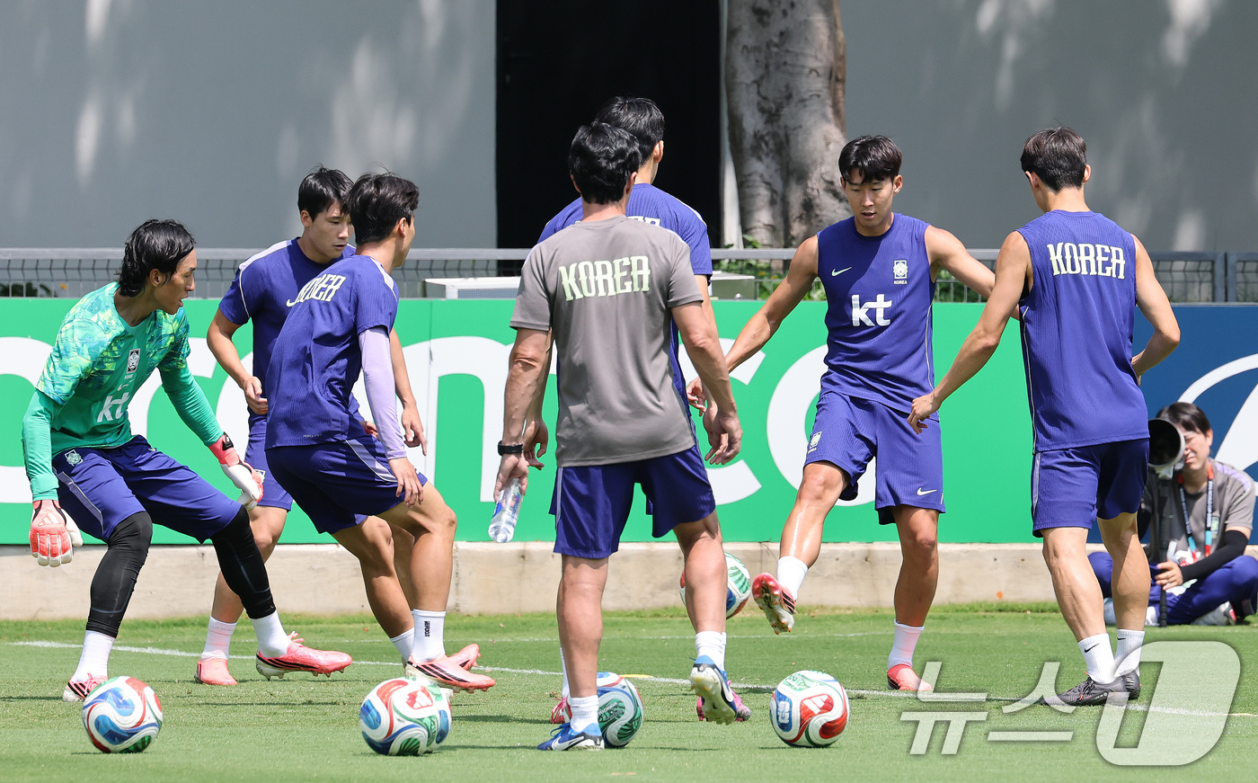 (과달라하라(멕시코)=뉴스1) 임세영 기자 = 대한민국 축구국가대표팀 손흥민을 비롯한 선수들이 27일(현지시간) 멕시코 과달라하라 인근 대한민국 축구대표팀의 베이스캠프 훈련장인 치 …