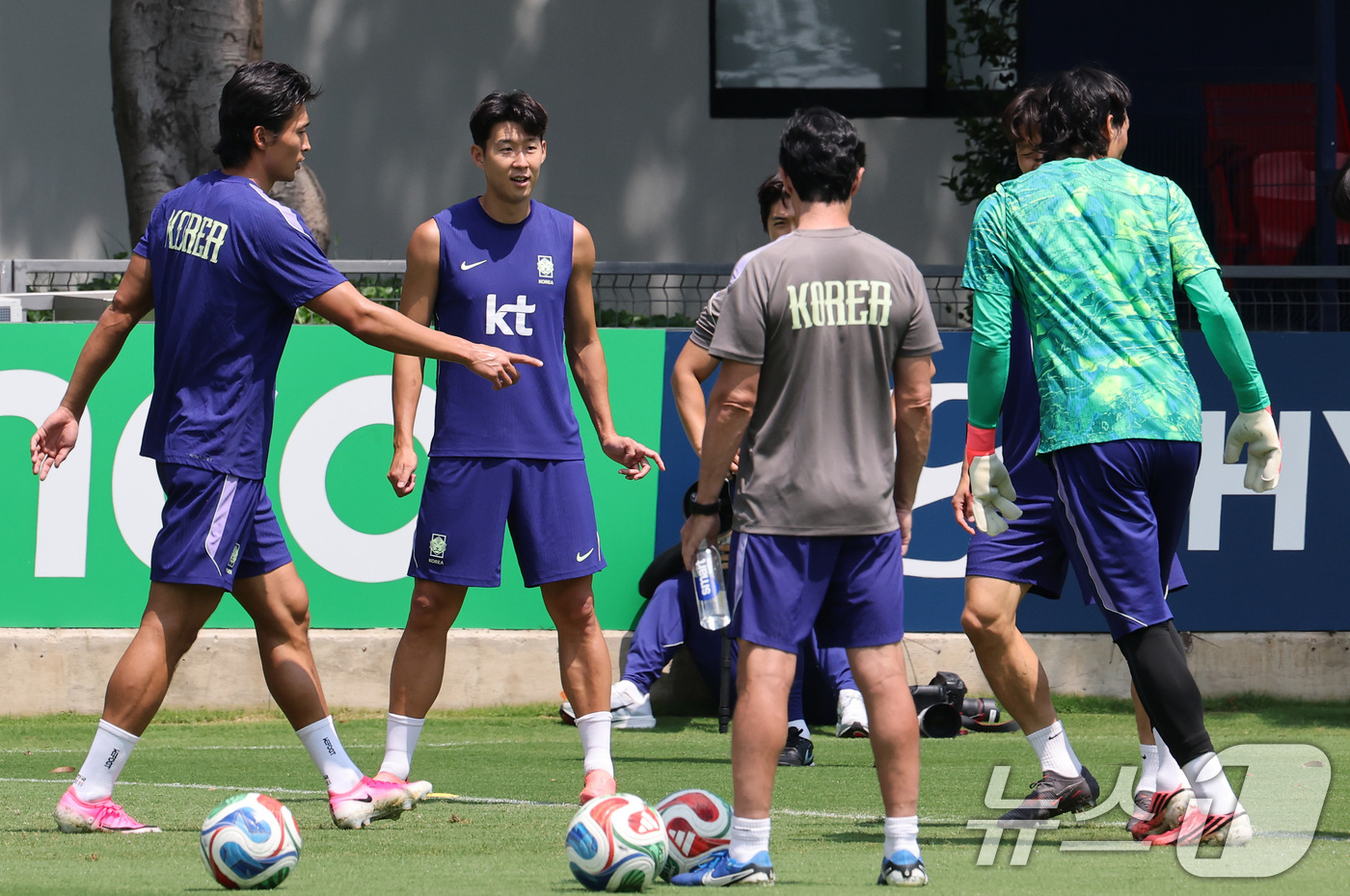 (과달라하라(멕시코)=뉴스1) 임세영 기자 = 대한민국 축구국가대표팀 손흥민을 비롯한 선수들이 27일(현지시간) 멕시코 과달라하라 인근 대한민국 축구대표팀의 베이스캠프 훈련장인 치 …
