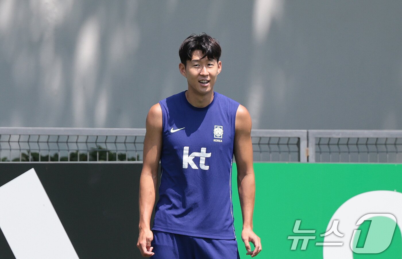 본문 이미지 - 한국 축구 국가대표팀 주장 손흥민이 27일(현지시간) 멕시코 과달라하라 인근 사포판 치바스 바예 베르데 훈련장에 마련된 베이스캠프에서 훈련을 하고 있다. 2026.6.28 ⓒ 뉴스1 박지혜 기자