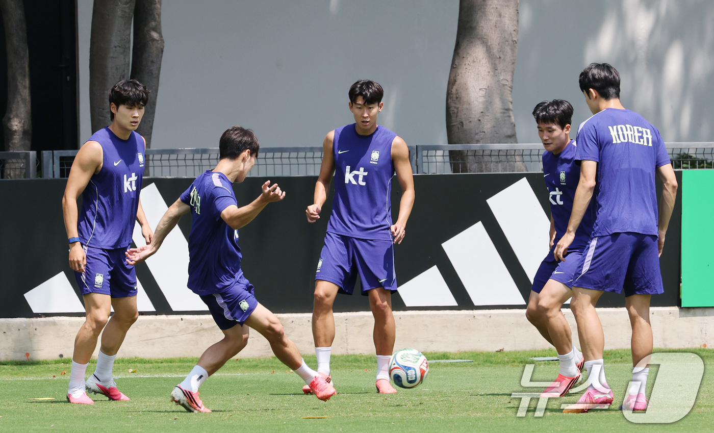 (과달라하라(멕시코)=뉴스1) 임세영 기자 = 대한민국 축구국가대표팀 손흥민을 비롯한 선수들이 27일(현지시간) 멕시코 과달라하라 인근 대한민국 축구대표팀의 베이스캠프 훈련장인 치 …