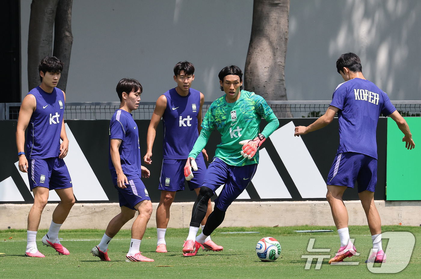 (과달라하라(멕시코)=뉴스1) 임세영 기자 = 대한민국 축구국가대표팀 손흥민을 비롯한 선수들이 27일(현지시간) 멕시코 과달라하라 인근 대한민국 축구대표팀의 베이스캠프 훈련장인 치 …