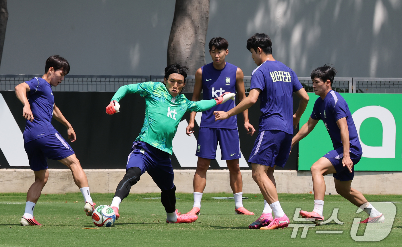 (과달라하라(멕시코)=뉴스1) 임세영 기자 = 대한민국 축구국가대표팀 손흥민을 비롯한 선수들이 27일(현지시간) 멕시코 과달라하라 인근 대한민국 축구대표팀의 베이스캠프 훈련장인 치 …