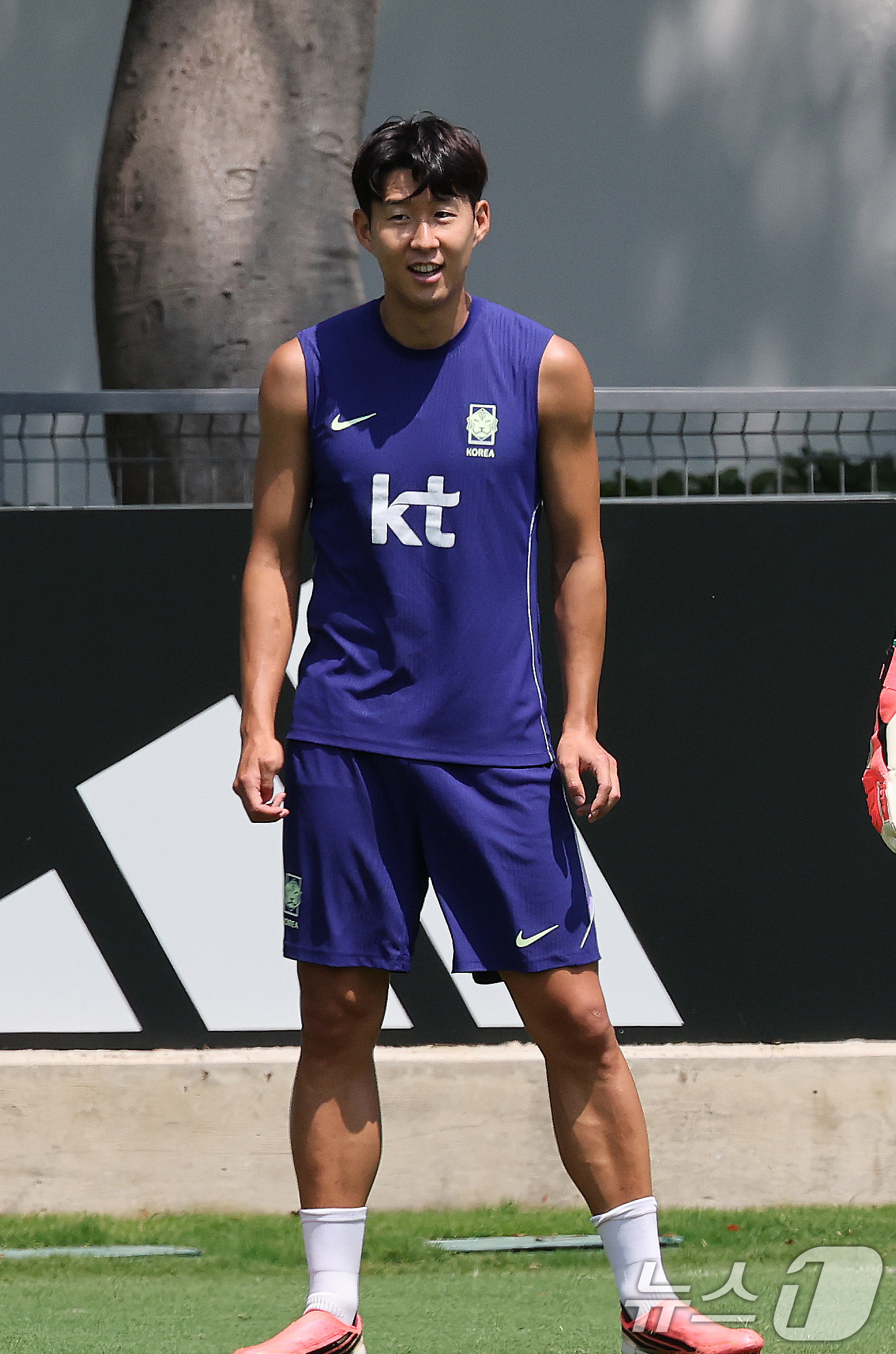 (과달라하라(멕시코)=뉴스1) 임세영 기자 = 대한민국 축구국가대표팀 손흥민이 27일(현지시간) 멕시코 과달라하라 인근 대한민국 축구대표팀의 베이스캠프 훈련장인 치바스 바예 베르데 …