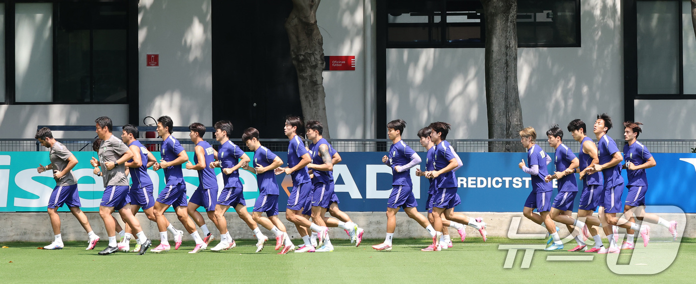 (과달라하라(멕시코)=뉴스1) 임세영 기자 = 대한민국 축구국가대표팀 손흥민을 비롯한 선수들이 27일(현지시간) 멕시코 과달라하라 인근 대한민국 축구대표팀의 베이스캠프 훈련장인 치 …