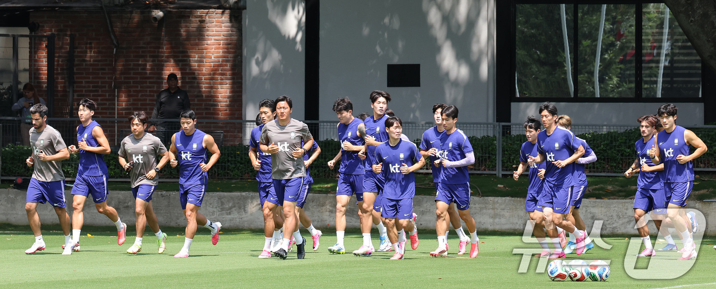(과달라하라(멕시코)=뉴스1) 임세영 기자 = 대한민국 축구국가대표팀 손흥민을 비롯한 선수들이 27일(현지시간) 멕시코 과달라하라 인근 대한민국 축구대표팀의 베이스캠프 훈련장인 치 …