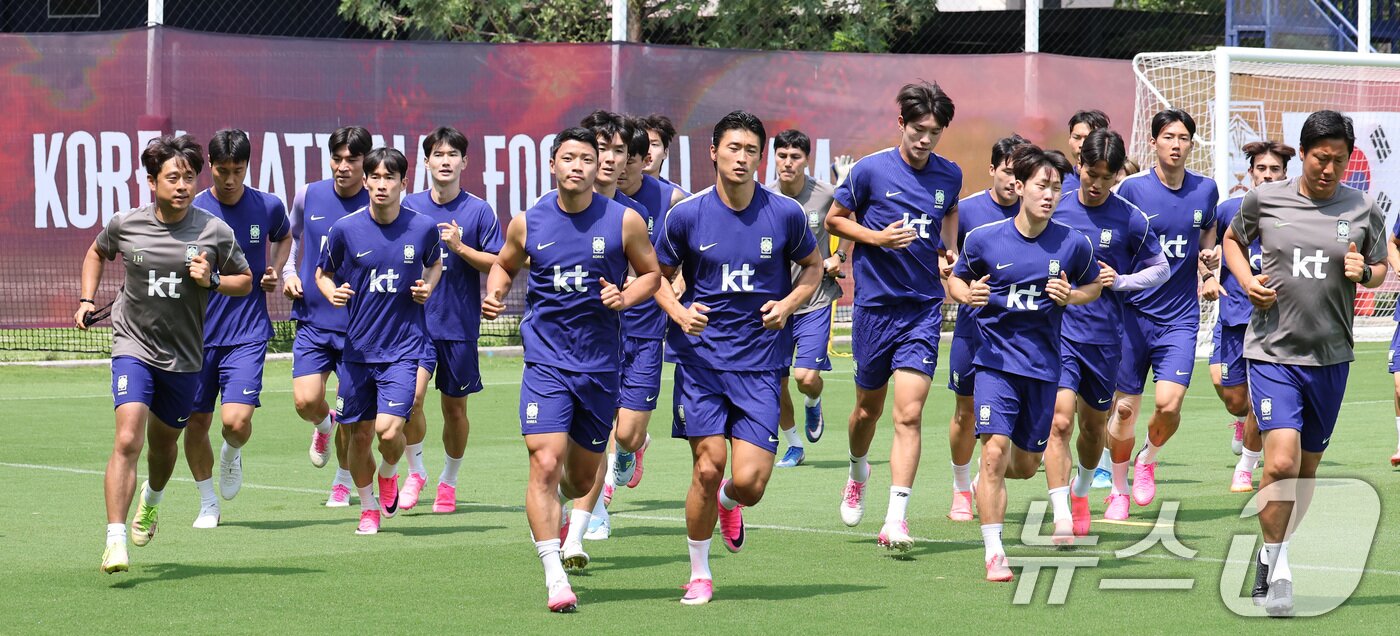 본문 이미지 - 대한민국 축구국가대표팀 손흥민을 비롯한 선수들이 27일(현지시간) 멕시코 과달라하라 인근 대한민국 축구대표팀의 베이스캠프 훈련장인 치바스 바예 베르데에서 훈련을 하고 있다. 2026.6.28 ⓒ 뉴스1 임세영 기자