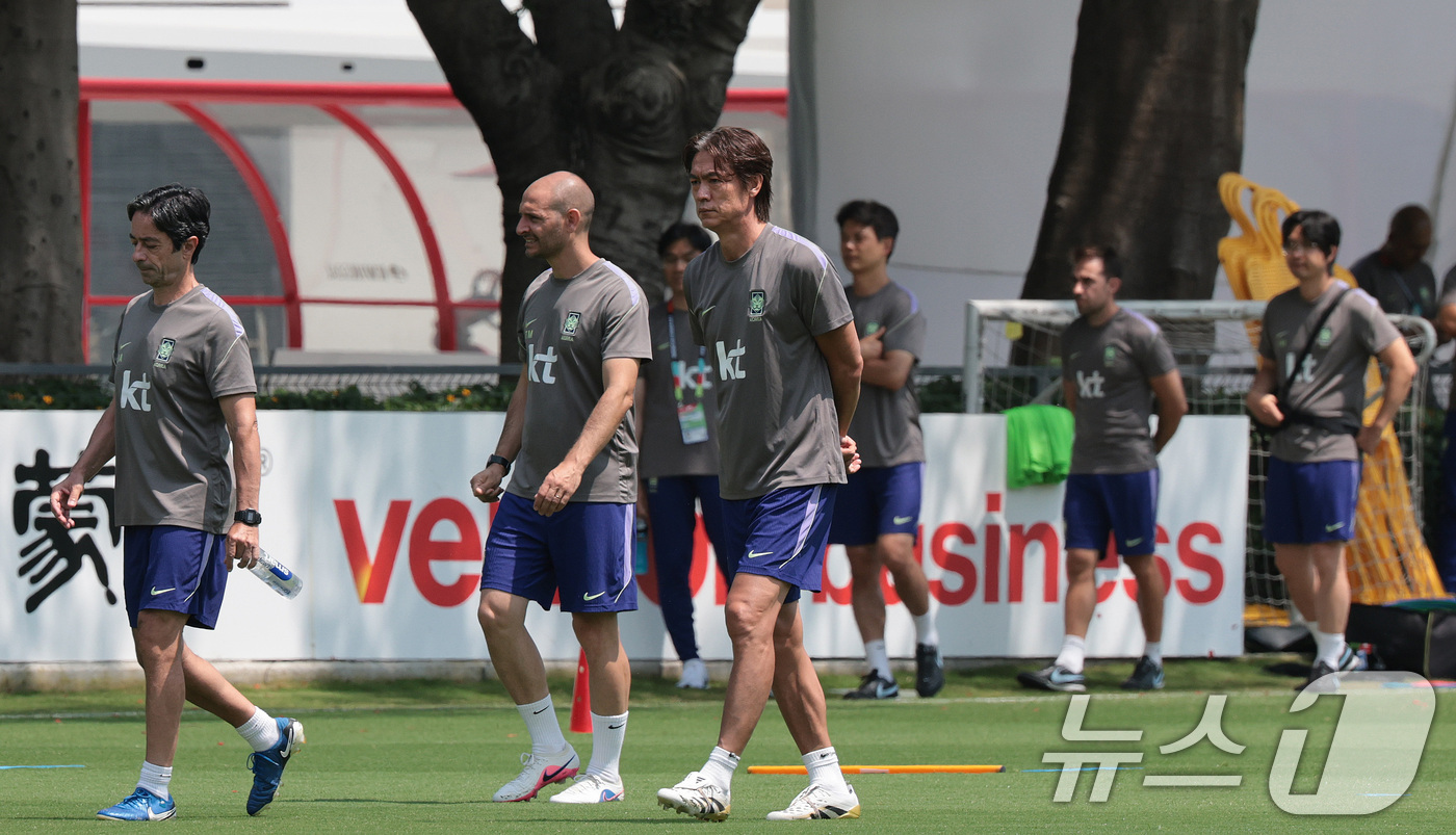 (과달라하라(멕시코)=뉴스1) 박지혜 기자 = 한국 축구 국가대표팀 홍명보 감독이 27일(현지시간) 멕시코 과달라하라 인근 사포판 치바스 바예 베르데 훈련장에 마련된 베이스캠프에서 …