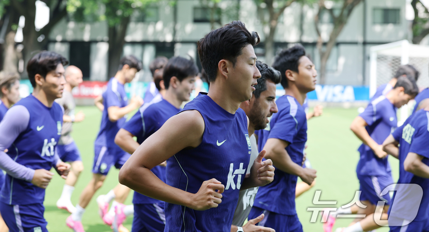 (과달라하라(멕시코)=뉴스1) 임세영 기자 = 대한민국 축구국가대표팀 손흥민을 비롯한 선수들이 27일(현지시간) 멕시코 과달라하라 인근 대한민국 축구대표팀의 베이스캠프 훈련장인 치 …