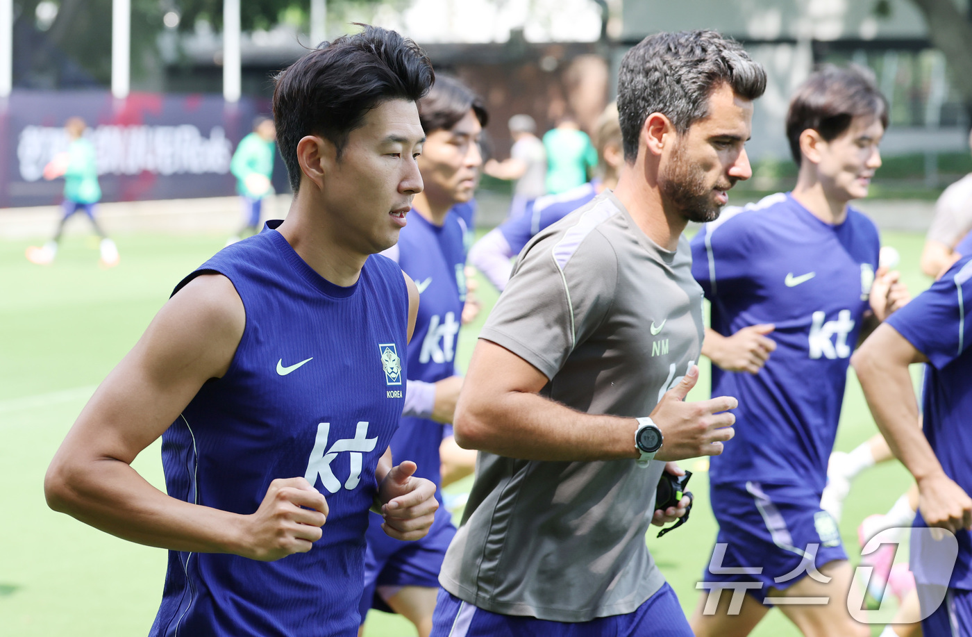 (과달라하라(멕시코)=뉴스1) 임세영 기자 = 대한민국 축구국가대표팀 손흥민을 비롯한 선수들이 27일(현지시간) 멕시코 과달라하라 인근 대한민국 축구대표팀의 베이스캠프 훈련장인 치 …