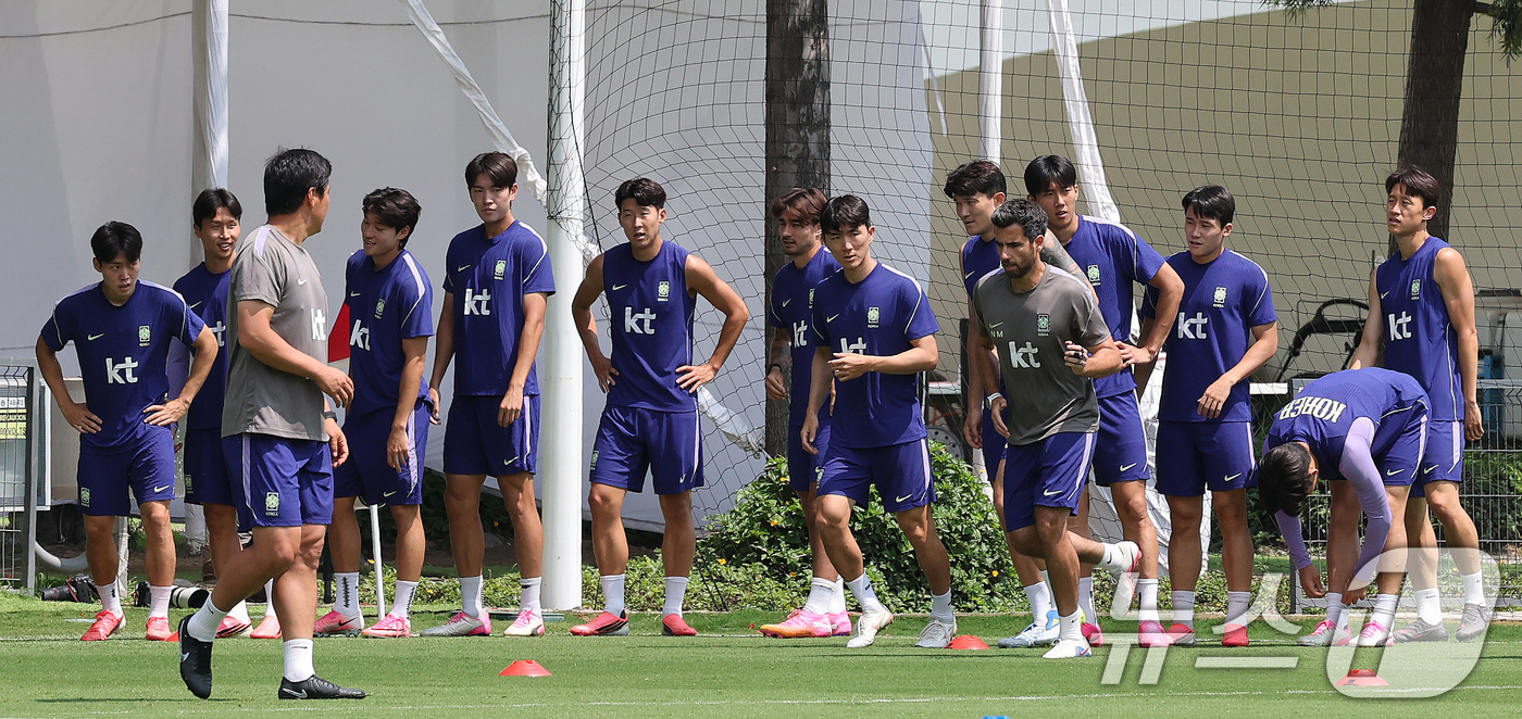 (과달라하라(멕시코)=뉴스1) 임세영 기자 = 대한민국 축구국가대표팀 손흥민을 비롯한 선수들이 27일(현지시간) 멕시코 과달라하라 인근 대한민국 축구대표팀의 베이스캠프 훈련장인 치 …