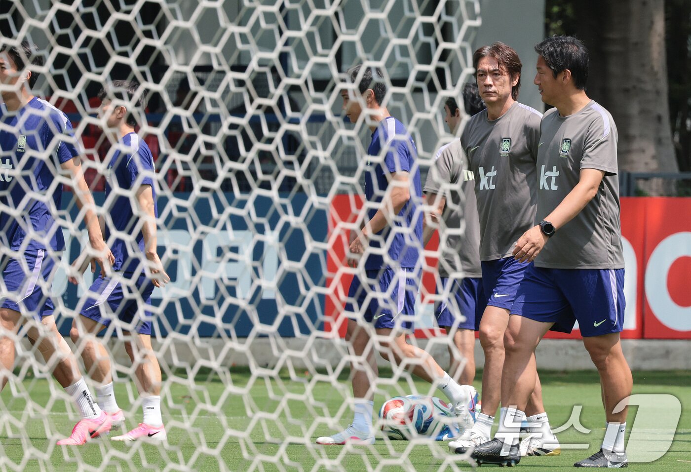 본문 이미지 - 한국 축구 국가대표팀 홍명보 감독이 27일(현지시간) 멕시코 과달라하라 인근 사포판 치바스 바예 베르데 훈련장에 마련된 베이스캠프에서 생각에 잠겨 있다. 2026.6.28 ⓒ 뉴스1 박지혜 기자