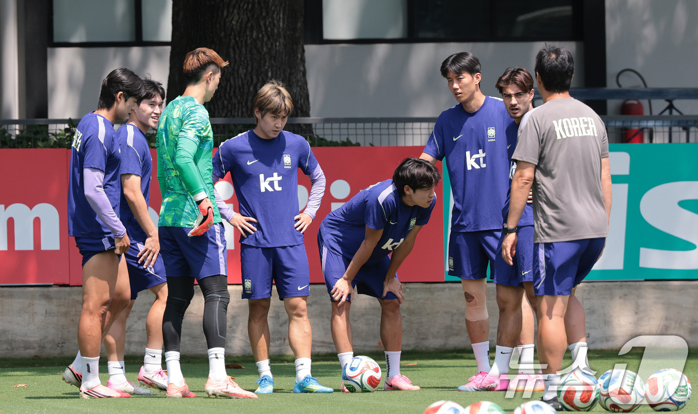 (과달라하라(멕시코)=뉴스1) 박지혜 기자 = 한국 축구 국가대표팀 이강인을 비롯한 선수들이 27일(현지시간) 멕시코 과달라하라 인근 사포판 치바스 바예 베르데 훈련장에 마련된 베 …