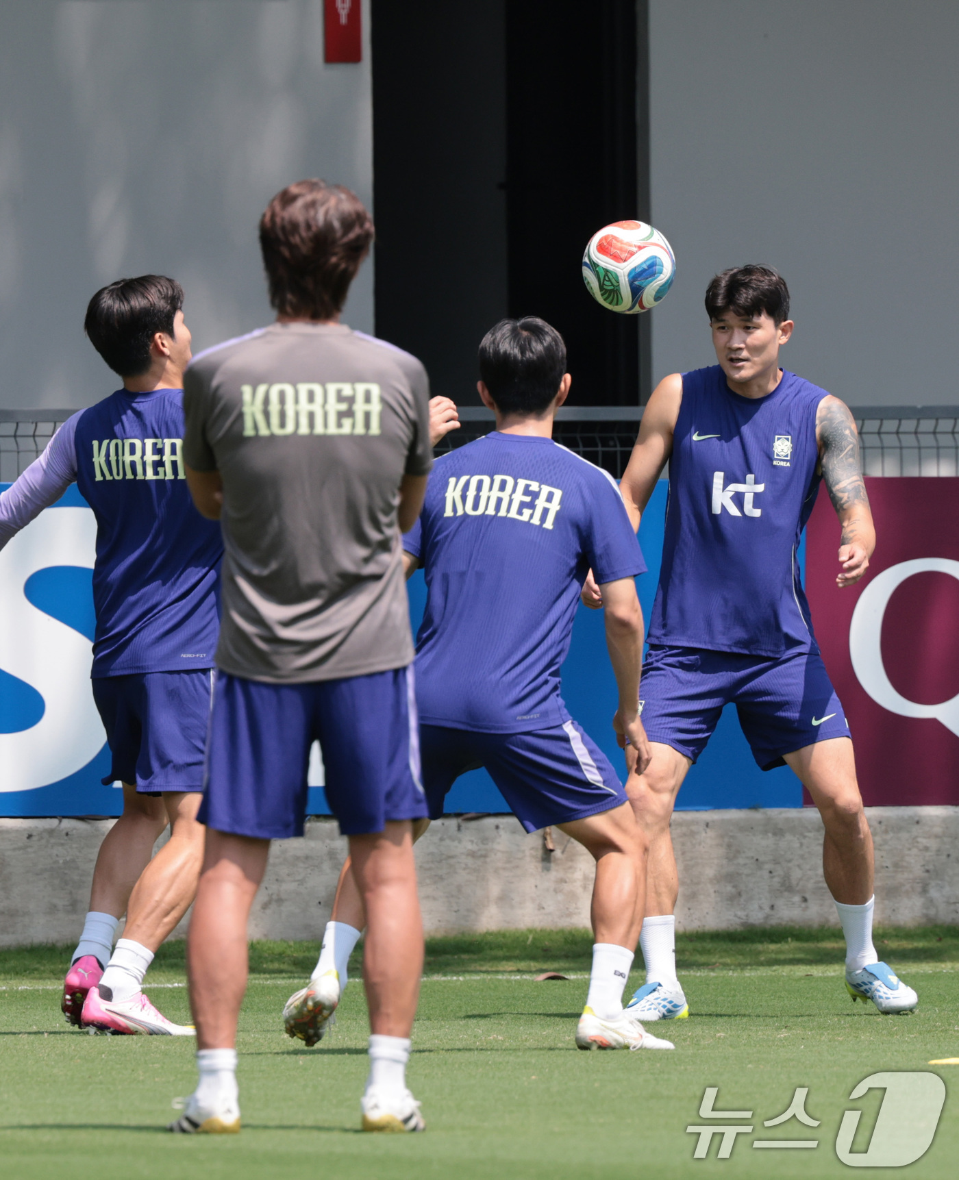 (과달라하라(멕시코)=뉴스1) 박지혜 기자 = 한국 축구 국가대표팀 이강인을 비롯한 선수들이 27일(현지시간) 멕시코 과달라하라 인근 사포판 치바스 바예 베르데 훈련장에 마련된 베 …