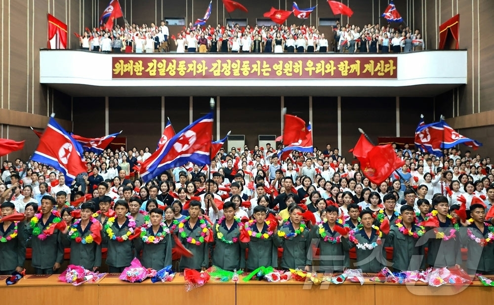 (평양 노동신문=뉴스1) = 북한 노동당 기관지 노동신문은 28일 강동군 안의 청년들이 어렵고 힘든 부문으로 용약 탄원(자원)했다고 보도했다. 지난 26일 진행된 축하모임에는 관계 …