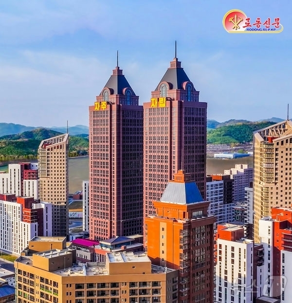 (평양 노동신문=뉴스1) = 북한 노동당 기관지 노동신문은 28일 화성지구 4단계 살림집(주택)거리에 건설한 ‘상징적 건물’의 독특한 건축미를 선전했다. [국내에서만 사용가능. 재 …