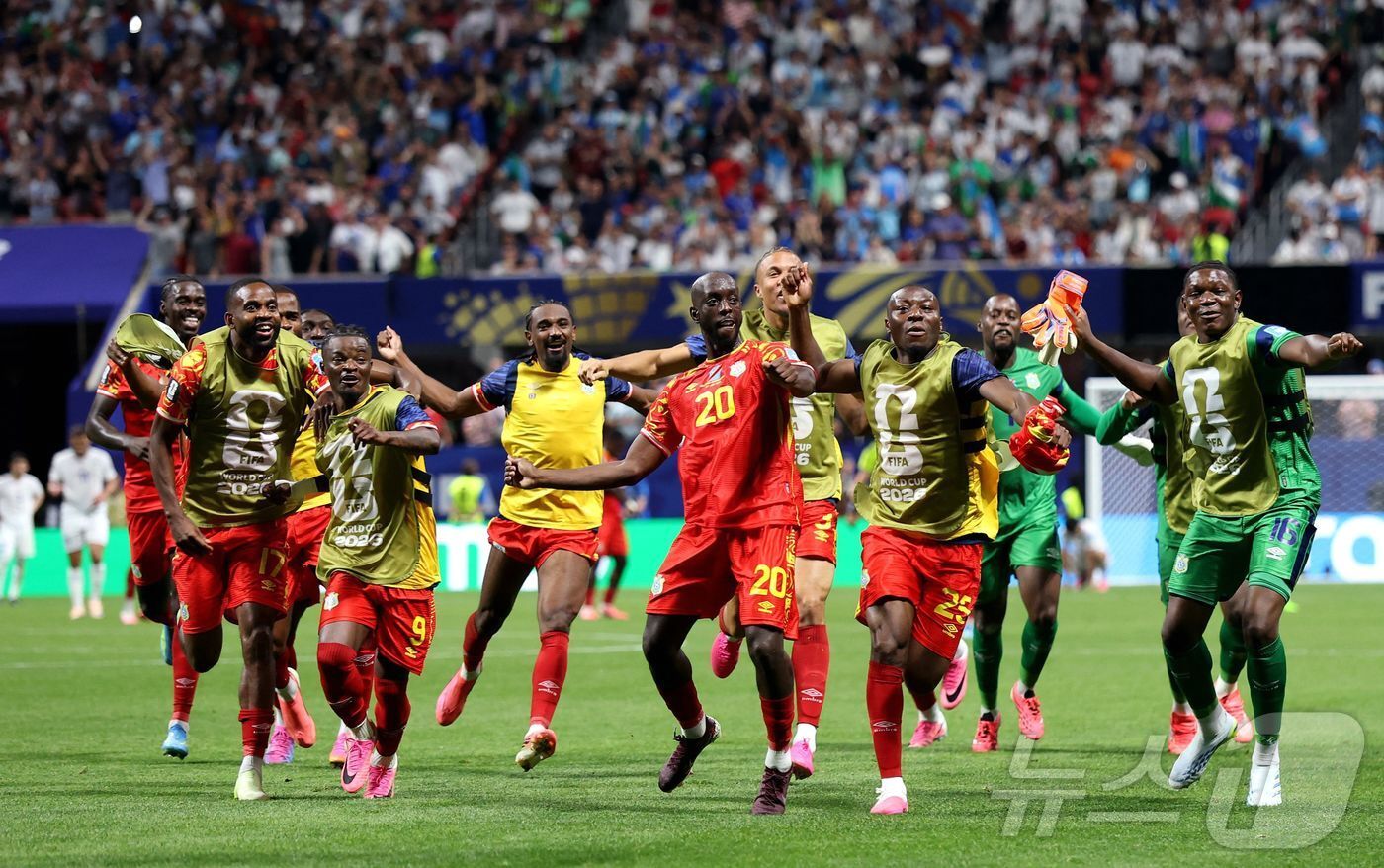 본문 이미지 - 27일(현지시간) 미국 애틀랜타 스타디움에서 열린 2026 FIFA 월드컵 K조 콩고 민주공화국과 우즈베키스탄의 경기에서 콩고 민주공화국의 요안 위사가 팀의 세 번째 골을 넣은 후 동료들과 함께 기뻐하고 있다. ⓒ AFP=뉴스1