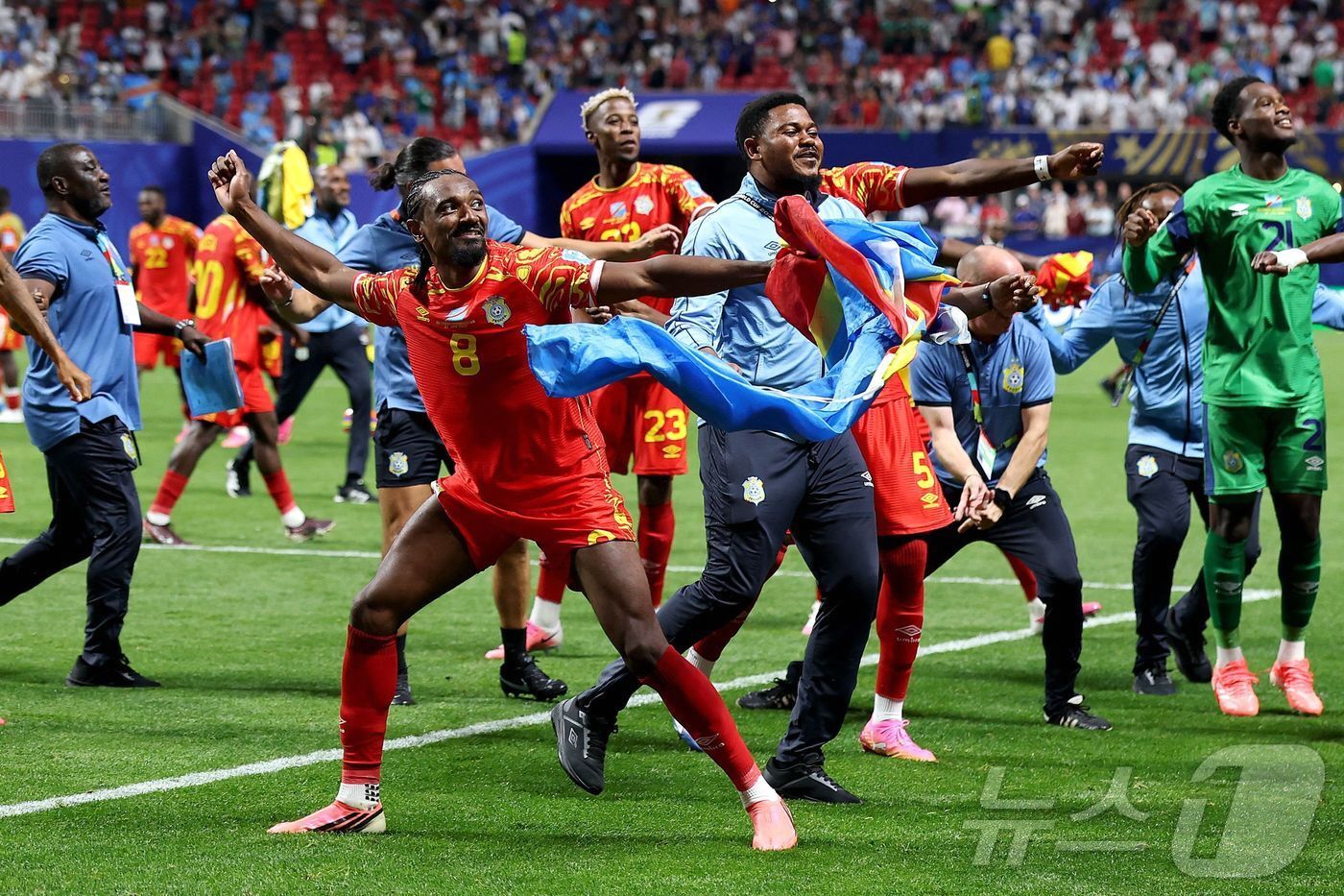 본문 이미지 - 27일(현지시간) 미국 애틀랜타 스타디움에서 열린 2026 FIFA 월드컵 K조 콩고 민주공화국과 우즈베키스탄의 경기에서 콩고 민주공화국이 우즈베키스탄을 3대 1로 승리하며 기뻐하고 있다. ⓒ AFP=뉴스1 ⓒ AFP=뉴스1
