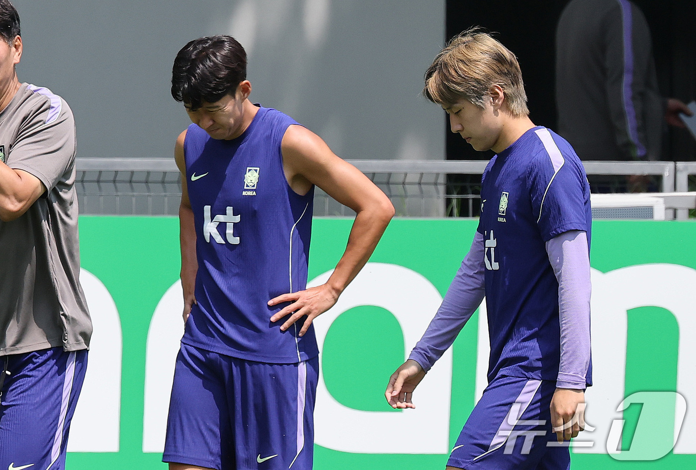 (과달라하라(멕시코)=뉴스1) 임세영 기자 = 대한민국 축구국가대표팀 손흥민과 이강인이 27일(현지시간) 멕시코 과달라하라 인근 대한민국 축구대표팀의 베이스캠프 훈련장인 치바스 바 …