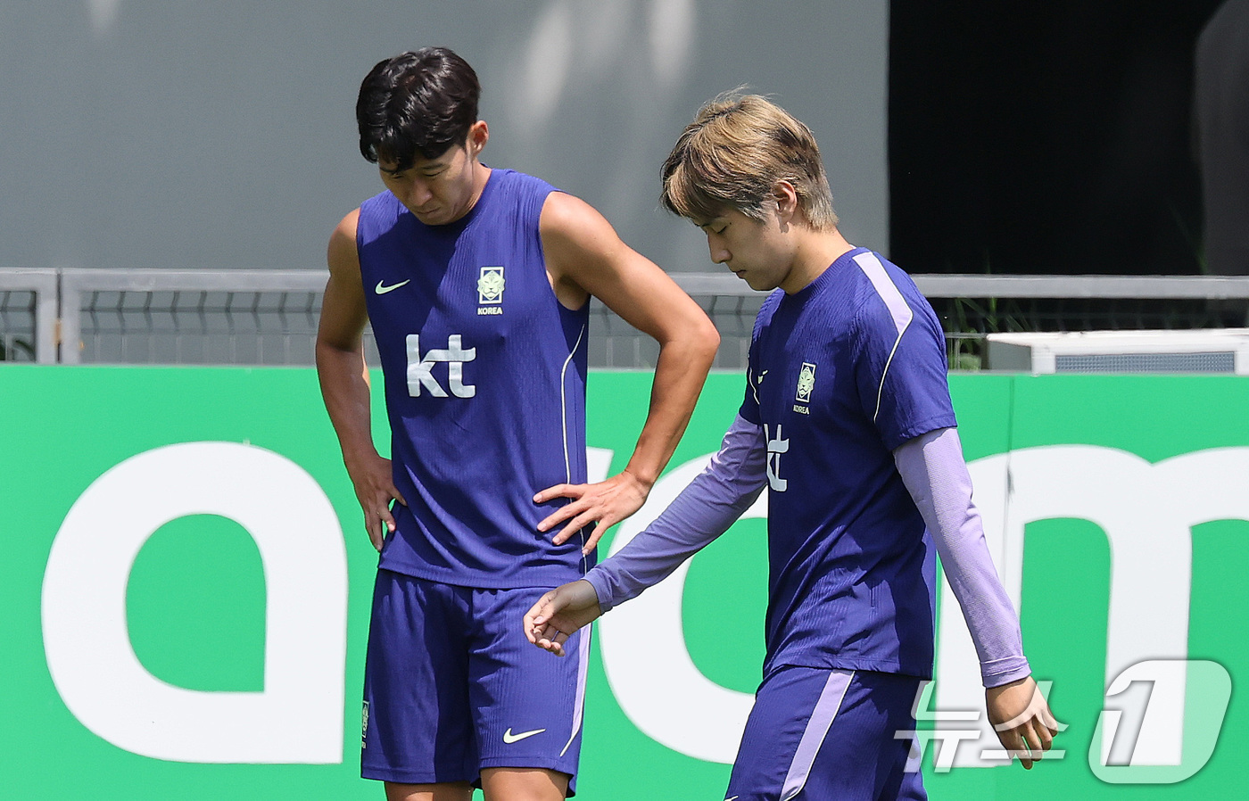 (과달라하라(멕시코)=뉴스1) 임세영 기자 = 대한민국 축구국가대표팀 손흥민과 이강인이 27일(현지시간) 멕시코 과달라하라 인근 대한민국 축구대표팀의 베이스캠프 훈련장인 치바스 바 …