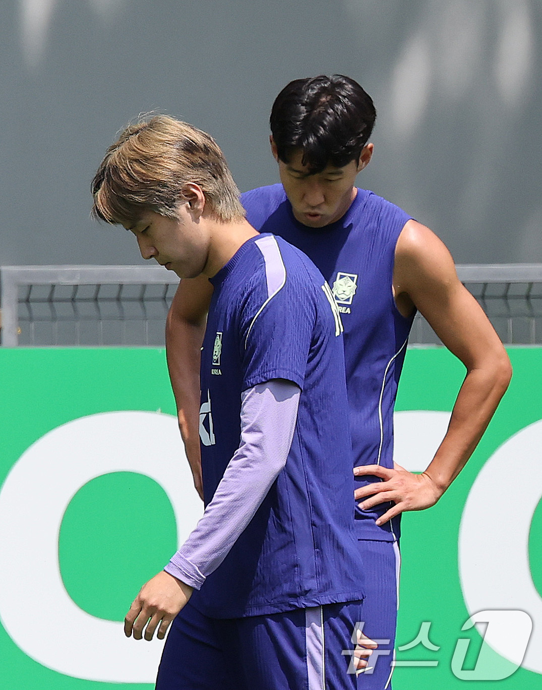 (과달라하라(멕시코)=뉴스1) 임세영 기자 = 대한민국 축구국가대표팀 손흥민과 이강인이 27일(현지시간) 멕시코 과달라하라 인근 대한민국 축구대표팀의 베이스캠프 훈련장인 치바스 바 …
