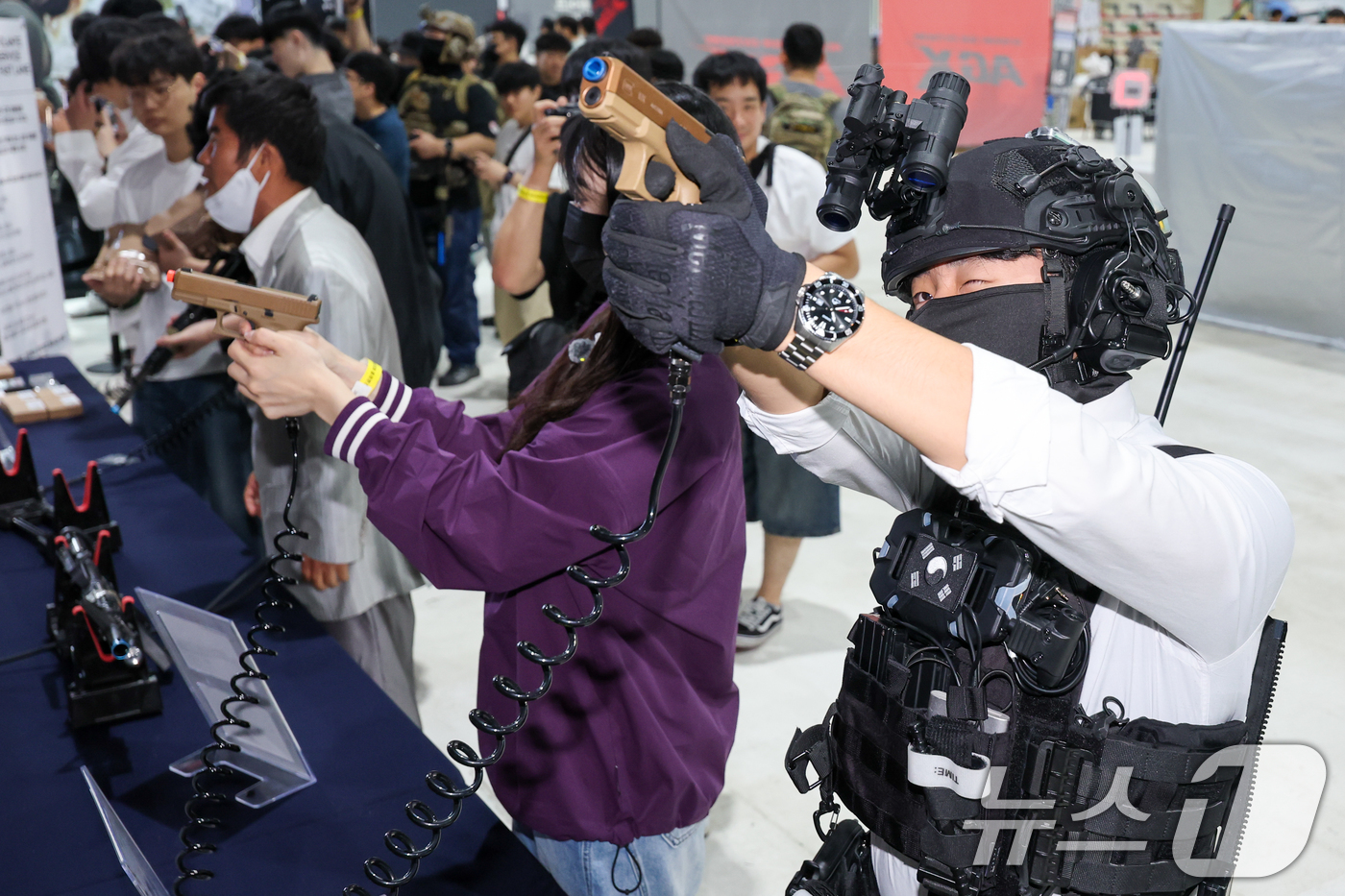 (서울=뉴스1) 안은나 기자 = 28일 서울 강남구 세텍(SETEC)에서 열린 제37회 플래툰 컨벤션을 찾은 시민들이 총기 체험을 하고 있다.국내 최대 규모의 밀리터리 에어소프트 …