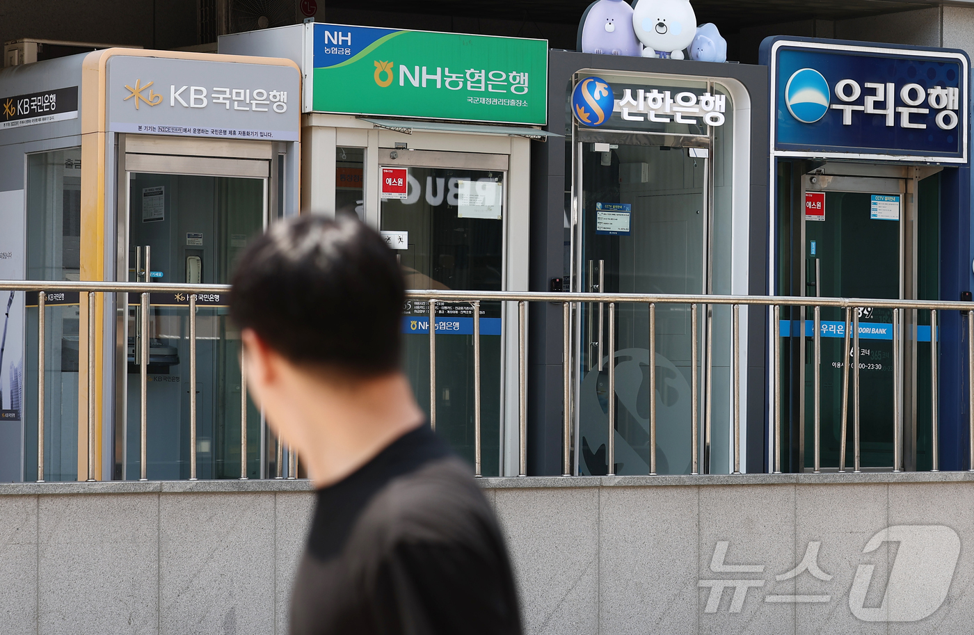 (서울=뉴스1) 김민지 기자 = 주요 은행의 마이너스통장 대출 규모와 한도 소진율이 코로나19 대유행 이후 최고치로 치솟았다.28일 금융권에 따르면 5대 은행(KB국민·신한·하나· …