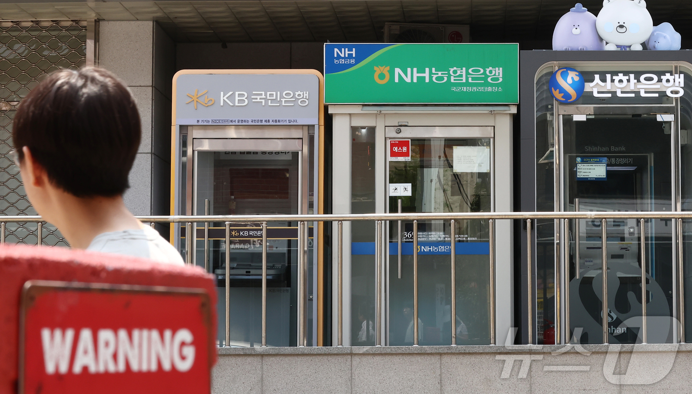 (서울=뉴스1) 김민지 기자 = 주요 은행의 마이너스통장 대출 규모와 한도 소진율이 코로나19 대유행 이후 최고치로 치솟았다.28일 금융권에 따르면 5대 은행(KB국민·신한·하나· …
