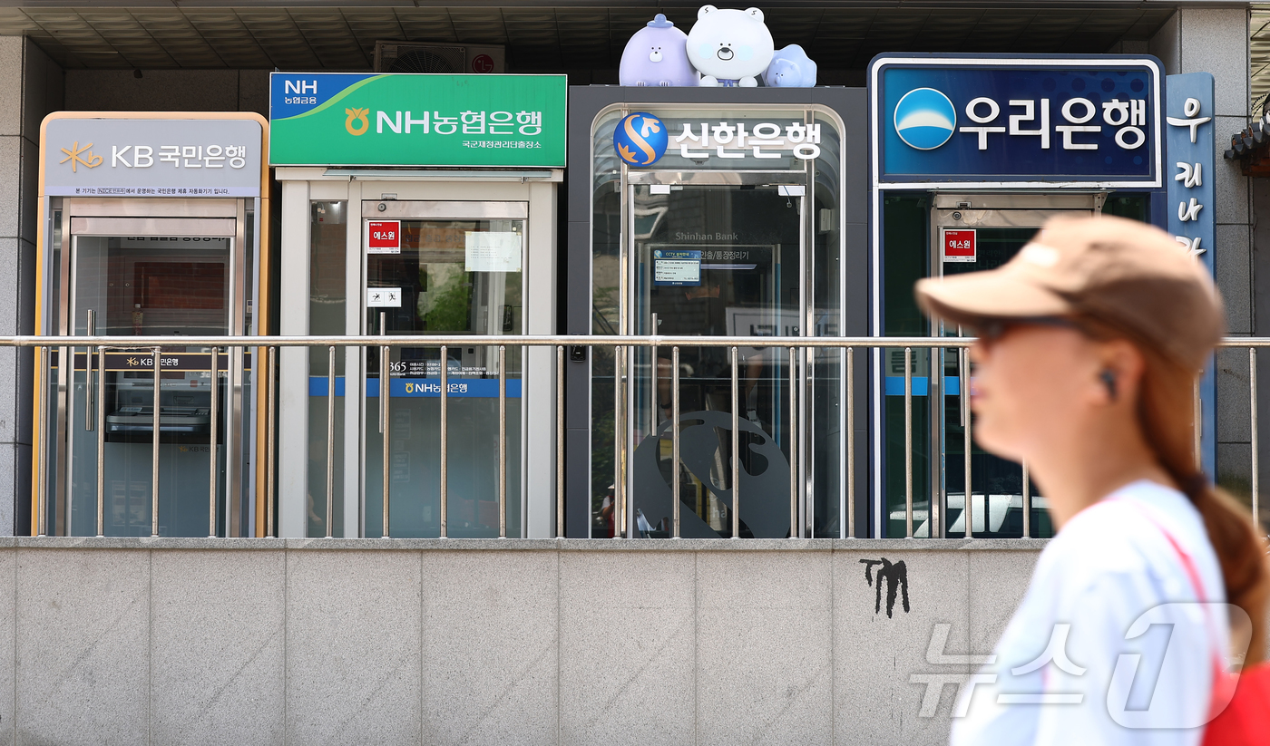 (서울=뉴스1) 김민지 기자 = 주요 은행의 마이너스통장 대출 규모와 한도 소진율이 코로나19 대유행 이후 최고치로 치솟았다.28일 금융권에 따르면 5대 은행(KB국민·신한·하나· …