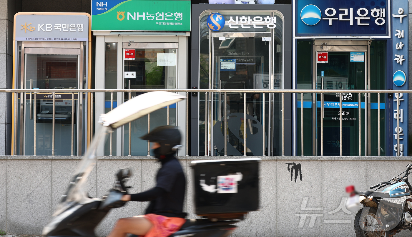 (서울=뉴스1) 김민지 기자 = 주요 은행의 마이너스통장 대출 규모와 한도 소진율이 코로나19 대유행 이후 최고치로 치솟았다.28일 금융권에 따르면 5대 은행(KB국민·신한·하나· …