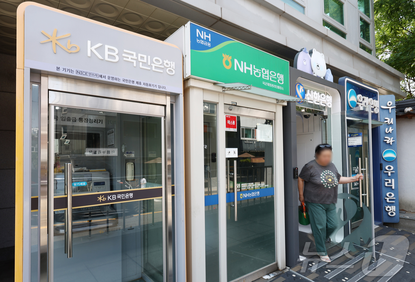 (서울=뉴스1) 김민지 기자 = 주요 은행의 마이너스통장 대출 규모와 한도 소진율이 코로나19 대유행 이후 최고치로 치솟았다.28일 금융권에 따르면 5대 은행(KB국민·신한·하나· …