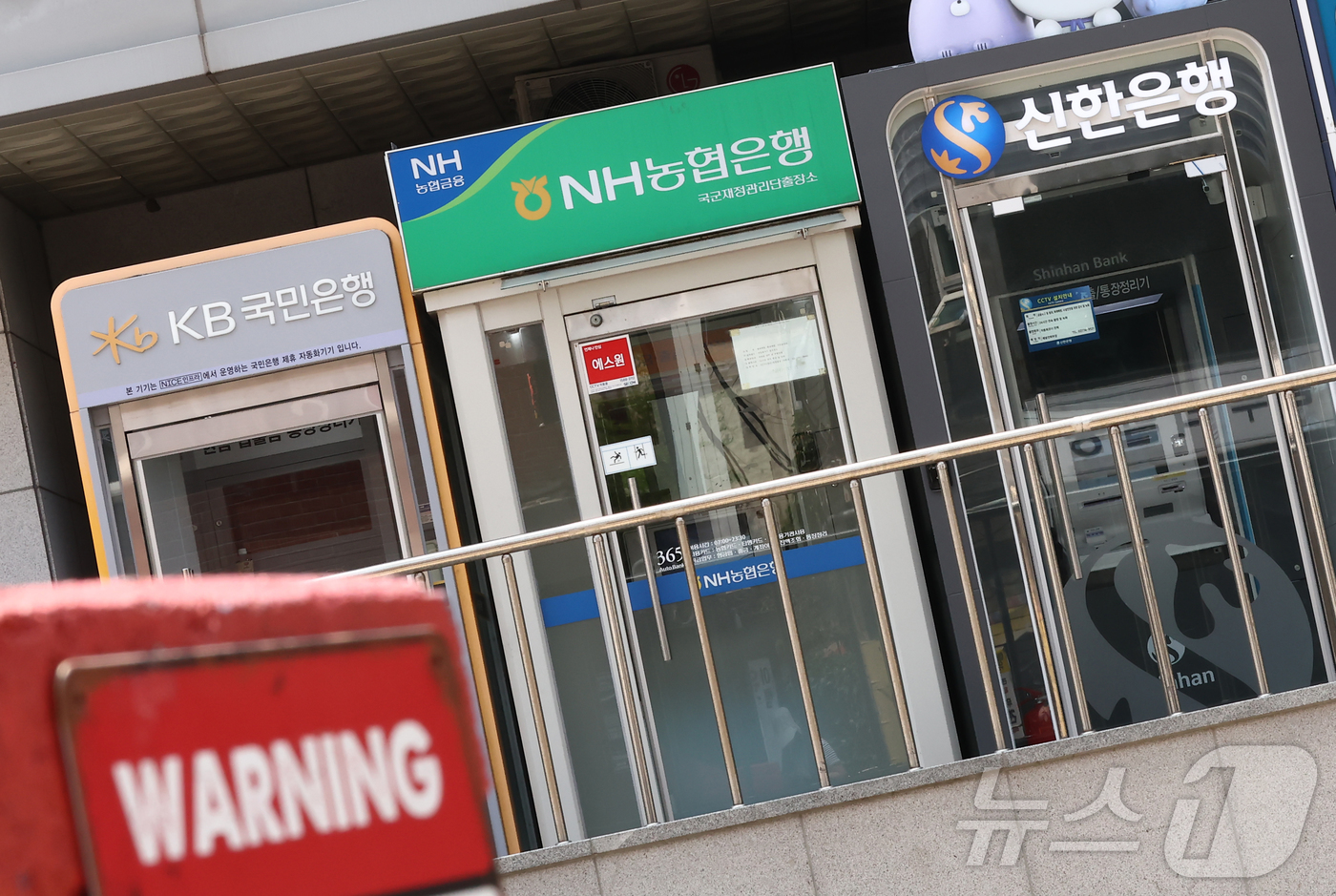 (서울=뉴스1) 김민지 기자 = 주요 은행의 마이너스통장 대출 규모와 한도 소진율이 코로나19 대유행 이후 최고치로 치솟았다.28일 금융권에 따르면 5대 은행(KB국민·신한·하나· …