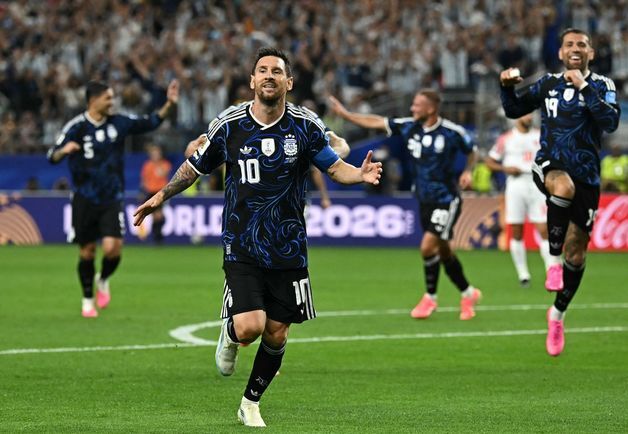 '축구 신' 메시, 조별리그 전 경기 득점