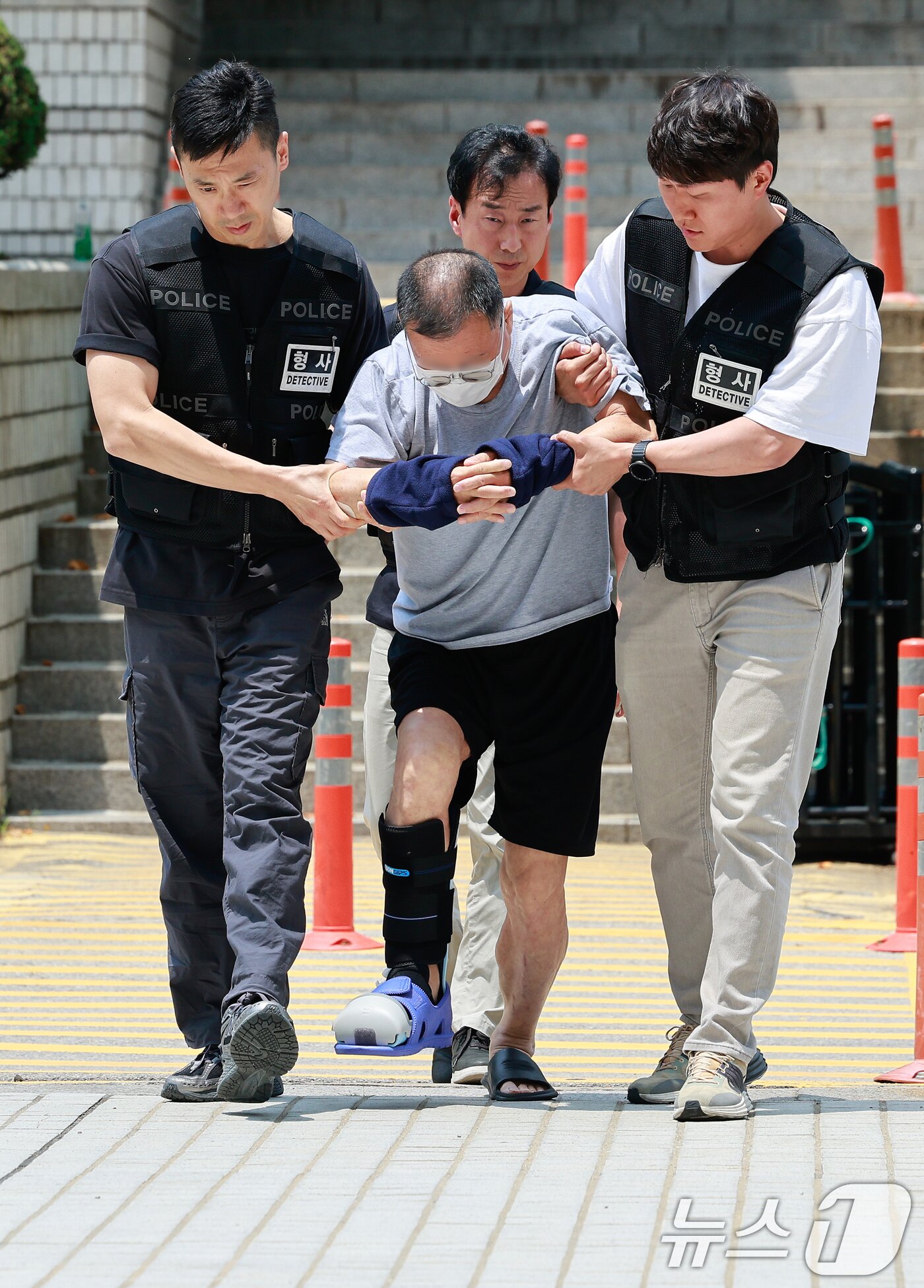 본문 이미지 - 서울 종로구 광화문 일민미술관에서 흉기를 휘두른 혐의를 받는 70대 남성 A씨가 28일 오후 서울 서초구 중앙지방법원에서 살인미수 등 혐의와 관련 구속 전 피의자 심문(영장실질심사)에 출석하고 있다. 2026.6.28 ⓒ 뉴스1 안은나 기자