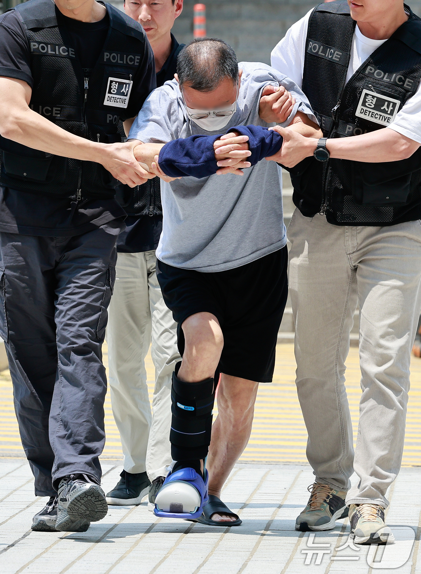 (서울=뉴스1) 안은나 기자 = 서울 종로구 광화문 일민미술관에서 흉기를 휘두른 혐의를 받는 70대 남성 A씨가 28일 오후 서울 서초구 중앙지방법원에서 살인미수 등 혐의와 관련 …