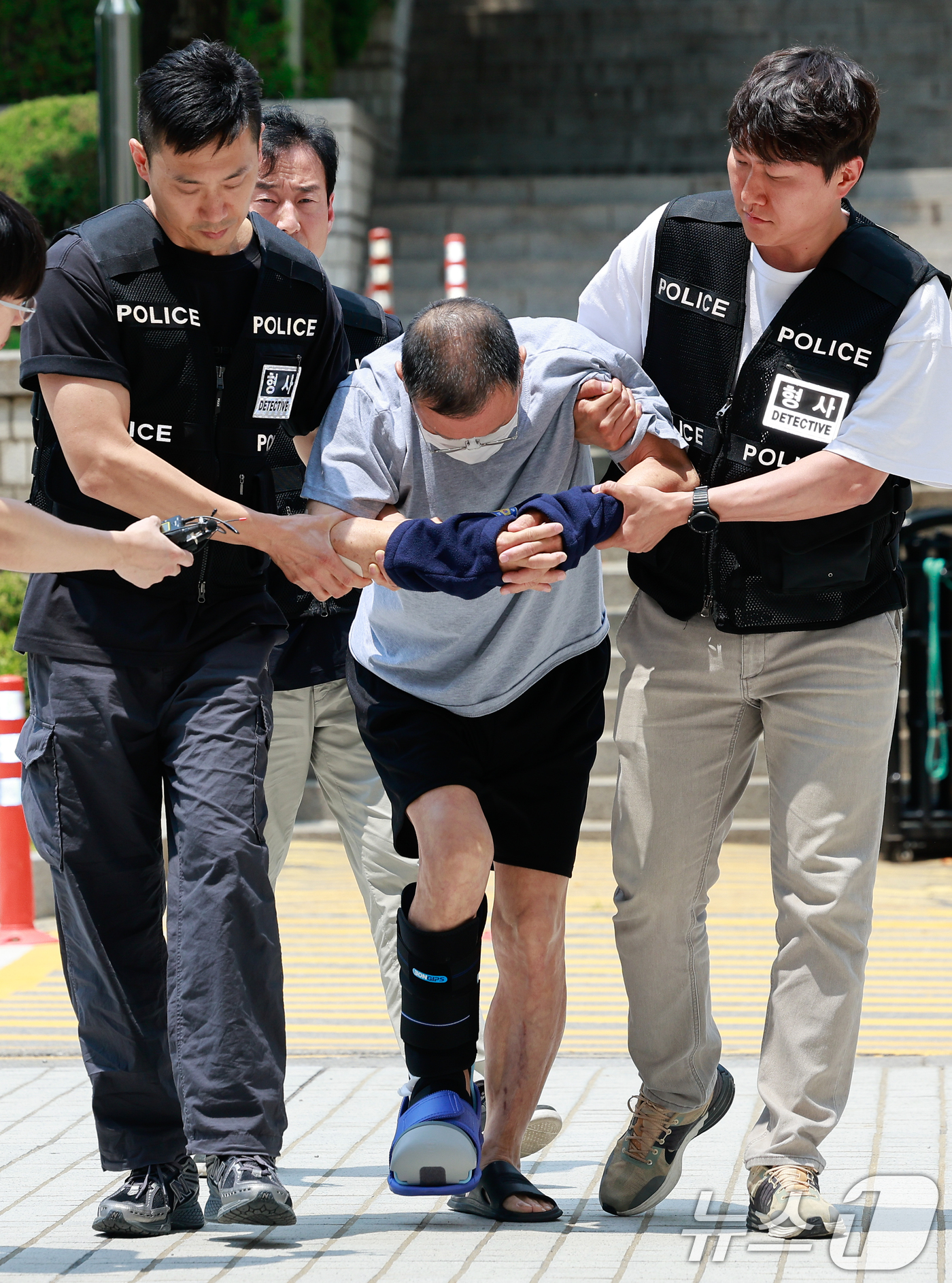 (서울=뉴스1) 안은나 기자 = 서울 종로구 광화문 일민미술관에서 흉기를 휘두른 혐의를 받는 70대 남성 A씨가 28일 오후 서울 서초구 중앙지방법원에서 살인미수 등 혐의와 관련 …