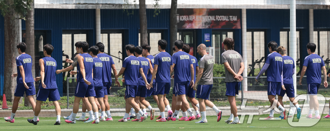(과달라하라(멕시코)=뉴스1) 박지혜 기자 = 한국 축구 국가대표팀 홍명보 감독이 27일(현지시간) 멕시코 과달라하라 인근 사포판 치바스 바예 베르데 훈련장에 마련된 베이스캠프에서 …
