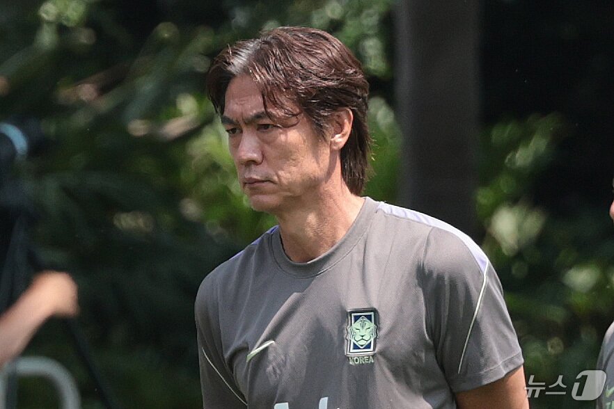 본문 이미지 - 한국 축구 국가대표팀 홍명보 감독이 27일(현지시간) 멕시코 과달라하라 인근 사포판 치바스 바예 베르데 훈련장에 마련된 베이스캠프에서 생각에 잠겨 있다. 이날 홍명보 감독이 이끄는 한국은 콩고민주공화국이 우즈베키스탄을 꺾으면서 32강 탈락이 최종 확정됐다. 2026.6.28 ⓒ 뉴스1 박지혜 기자