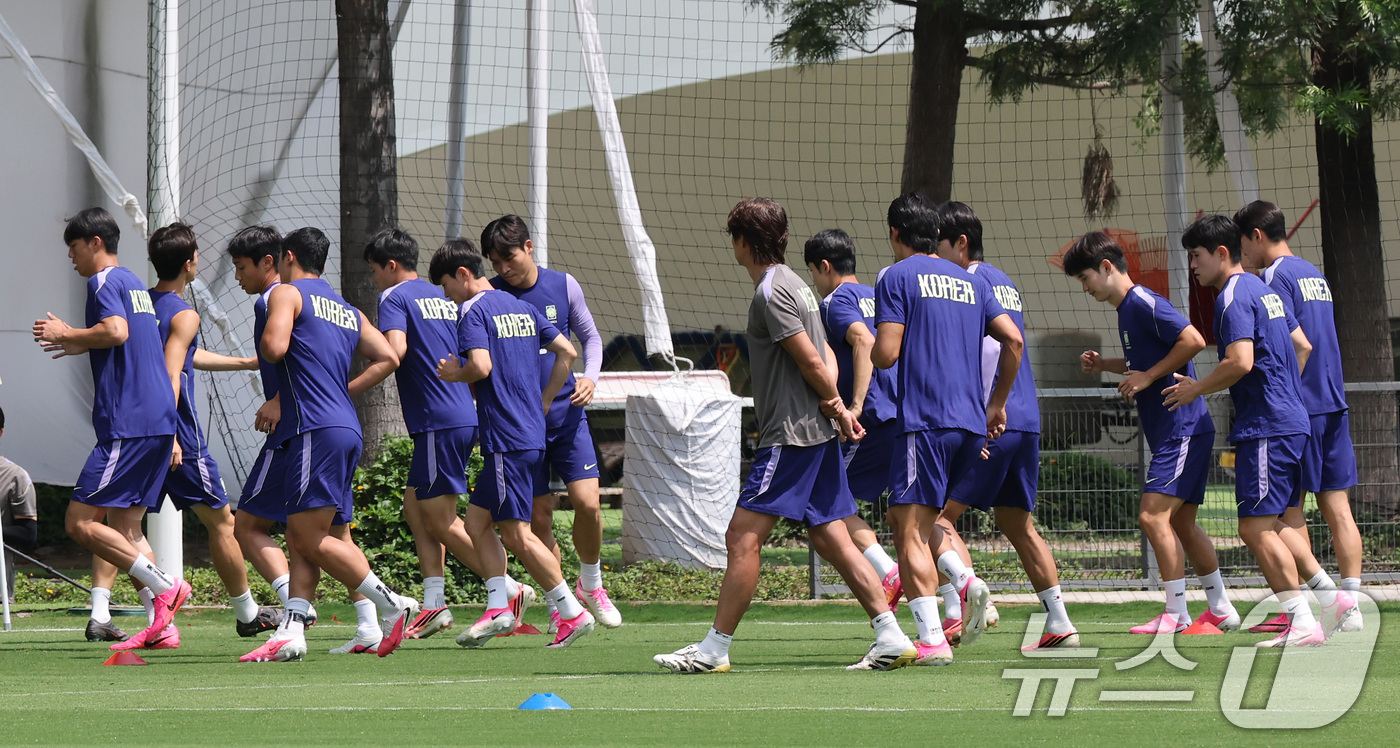 (과달라하라(멕시코)=뉴스1) 임세영 기자 = 대한민국 축구국가대표팀 선수들이 27일(현지시간) 멕시코 과달라하라 인근 대한민국 축구대표팀의 베이스캠프 훈련장인 치바스 바예 베르데 …