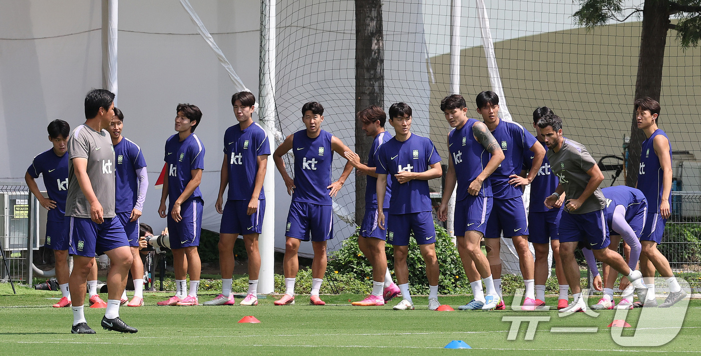 (과달라하라(멕시코)=뉴스1) 임세영 기자 = 대한민국 축구국가대표팀 선수들이 27일(현지시간) 멕시코 과달라하라 인근 대한민국 축구대표팀의 베이스캠프 훈련장인 치바스 바예 베르데 …