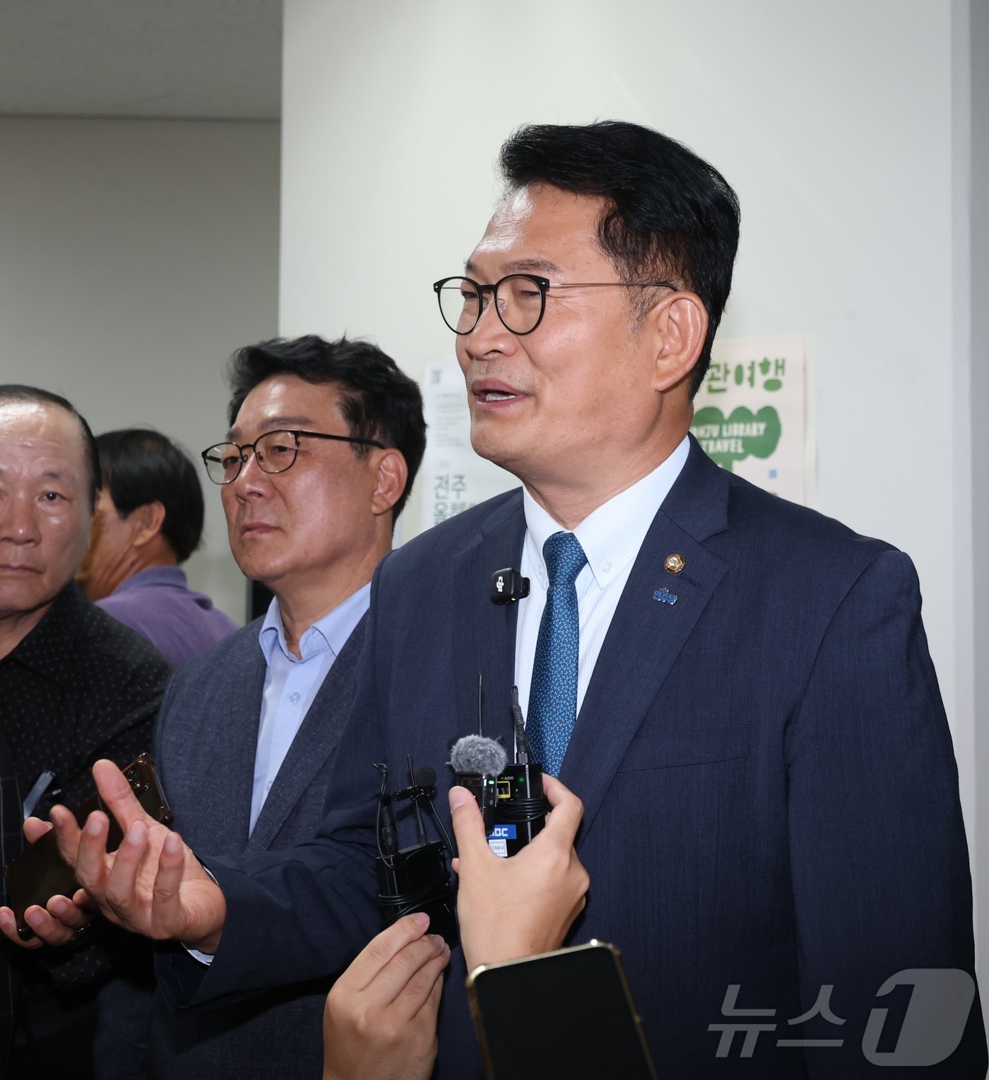 (전주=뉴스1) 유경석 기자 = 송영길 더불어민주당 의원이 28일 전북 전주시 코오롱스카이타워에서 열린 송영길의 국가비전 민주당 전북평당원 타운홀미팅에 앞서 취재진의 질의에 답변을 …