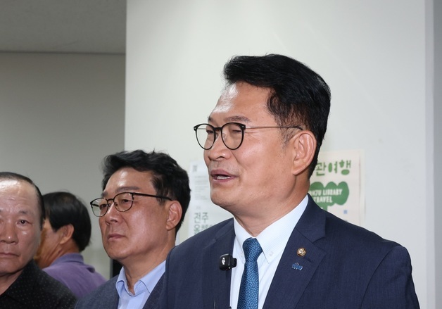 질의에 답변하는 송영길