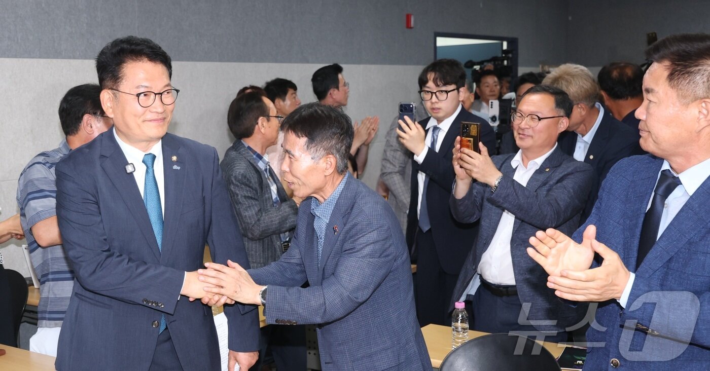 본문 이미지 - 송영길 더불어민주당 의원(왼쪽)이 28일 전북 전주시 코오롱스카이타워에서 열린 송영길의 국가비전 민주당 전북평당원 타운홀미팅에 참석해 관계자들과 인사를 하고 있다. 2026.6.28 ⓒ 뉴스1 유경석 기자