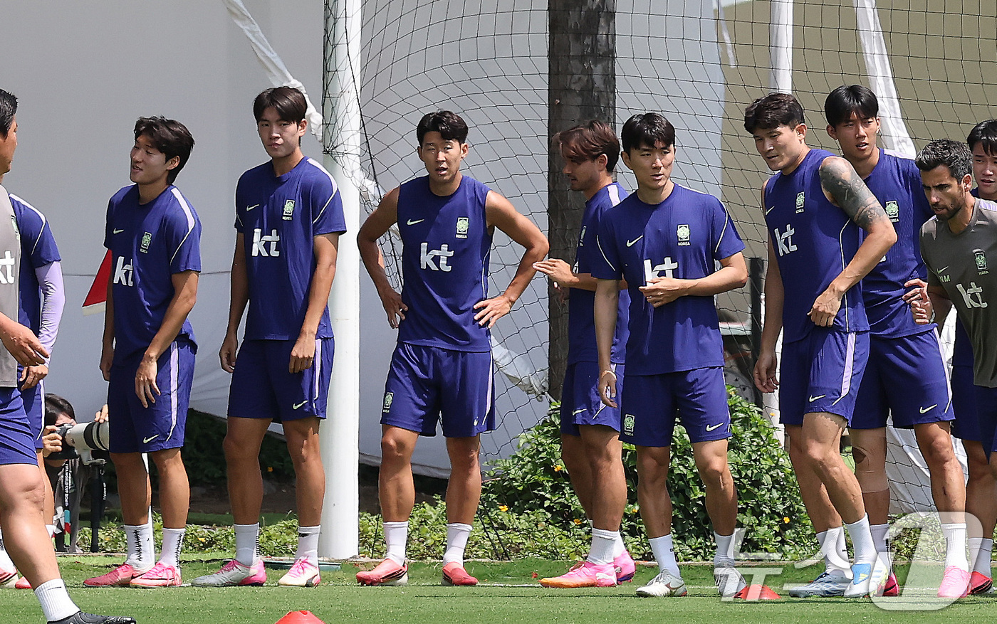 (과달라하라(멕시코)=뉴스1) 임세영 기자 = 대한민국 축구국가대표팀 손흥민을 비록한 선수들이 27일(현지시간) 멕시코 과달라하라 인근 대한민국 축구대표팀의 베이스캠프 훈련장인 치 …