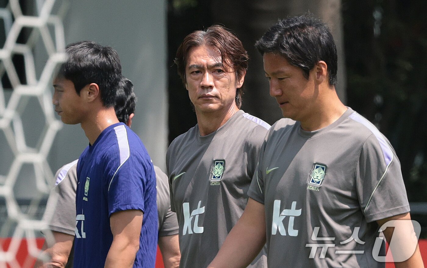 본문 이미지 - 한국 축구 국가대표팀 홍명보 감독이 27일(현지시간) 멕시코 과달라하라 인근 사포판 치바스 바예 베르데 훈련장에 마련된 베이스캠프에서 생각에 잠겨 있다. 이날 홍명보 감독이 이끄는 한국은 콩고민주공화국이 우즈베키스탄을 꺾으면서 32강 탈락이 최종 확정됐다. 2026.6.28 ⓒ 뉴스1 박지혜 기자